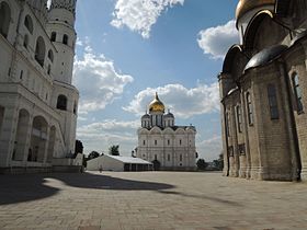 Слева направо: Успенская звонница с колокольней Ивана Великого, Архангельский собор, Успенский собор