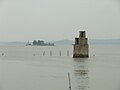 Островок Цзяньгун с памятником Коксинге и морской ДОТ в Цзиньмэньской гавани, во время высокого прилива