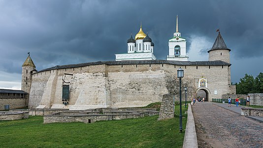 Стена Довмонтова города