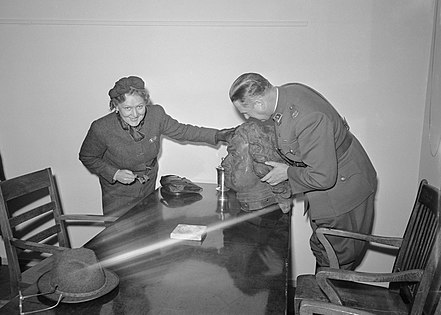 А. Туурна с головой памятника в своём кабинете в 1942 году