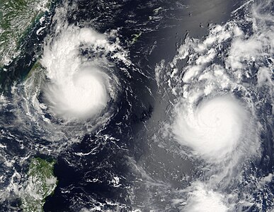 Тропические циклоны Саомай (справа) и Бопха, 8 августа 2006 года