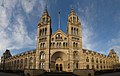 Музей естественной истории в Лондоне имеет богато украшенный терракотовый фасад, типичный для высокой викторианской архитектуры. Резьба представляет собой содержимое музея.