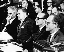 Sur benko de la atestantoj dum unu el la demandosesioj antaŭ la Usona Senato sekvanta la akcidenton de Apollo 1 (majo 1967).