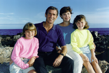 George W. Bush et son épouse avec leurs filles en 1990.