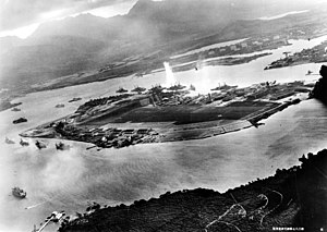 Фотография с японского самолёта во время атаки: момент попадания торпеды в «Вест Вирджинию»