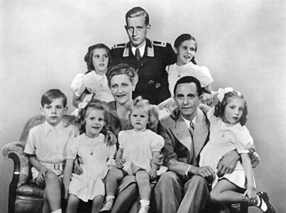 Йозеф Геббельс с женой Магдой и шестерыми детьми (01.01.1944). Стоящий сзади пасынок Геббельса, Харальд Квандт, единственный член семьи, который пережил 1945 год — вставлен с помощью ретуши