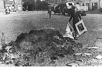 Сжигание советских картин и плакатов на городской площади. 28 августа 1941 года