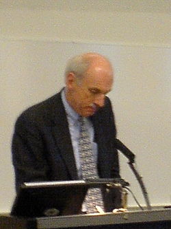 Robert Keohane előadást tart Lund egyetemén 2007-ben