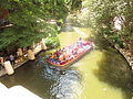 Туристы в экскурсионной лодке на реке Сан-Антонио