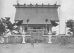 Photo d'un temple pris face à l'entrée. Le cadrage du cliché accentue la symétrie du bâtiment.
