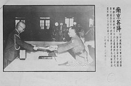 Okamura Jaszudzsi, a Kínai Expedíciós Hadsereg parancsnoka leteszi a fegyvert Ho Jing-csin (He Yingqin) kínai tábornok előtt.