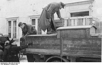 Погрузка экспонатов Нарвского музея для отправки в Германию в феврале 1944 года