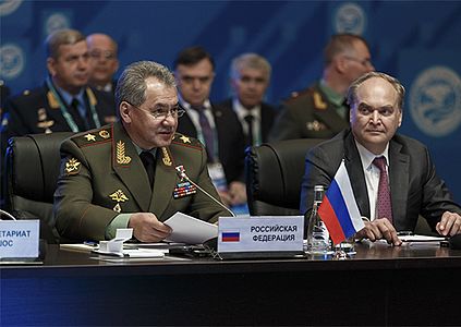С министром обороны РФ Сергеем Шойгу на совещании глав военных ведомств государств – членов ШОС, 30 июня 2015 года.