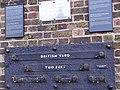 Британские единицы длины на стене Гринвичской обсерватории: 1 ярд (3 фута), 2 фута, 1 фут, 6 дюймов (1/2 фута) и 3 дюйма.[10][11]