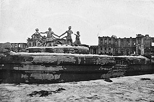Фонтан «Детский хоровод» на Привокзальной площади в разрушенном Сталинграде после окончания Сталинградской битвы (фото Сергея Струнникова, 1943 год).