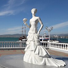 Памятник «Белая невеста», символ Геленджика. Композиция из белого мрамора. Создание 2010 г. Фотография 2017 г.