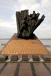 Памятник на Сичеславской набережной в Днепре