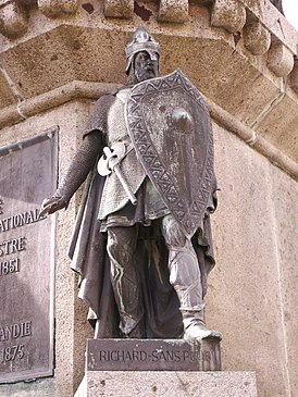 Ричард I Бесстрашный (одна из статуй памятника 6 герцогам Нормандии в сквере в Фалезе).