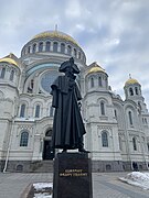 Памятник адмиралу Фёдору Ушакову возле Морского Никольского собора
