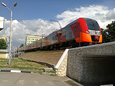 «Ласточка» на путепроводе, ведущем к Пригородному вокзалу