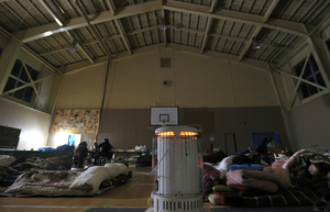 避難所となった旧小学校の体育館で過ごす人たち＝２０２４年１月５日、石川県輪島市、内田光撮影