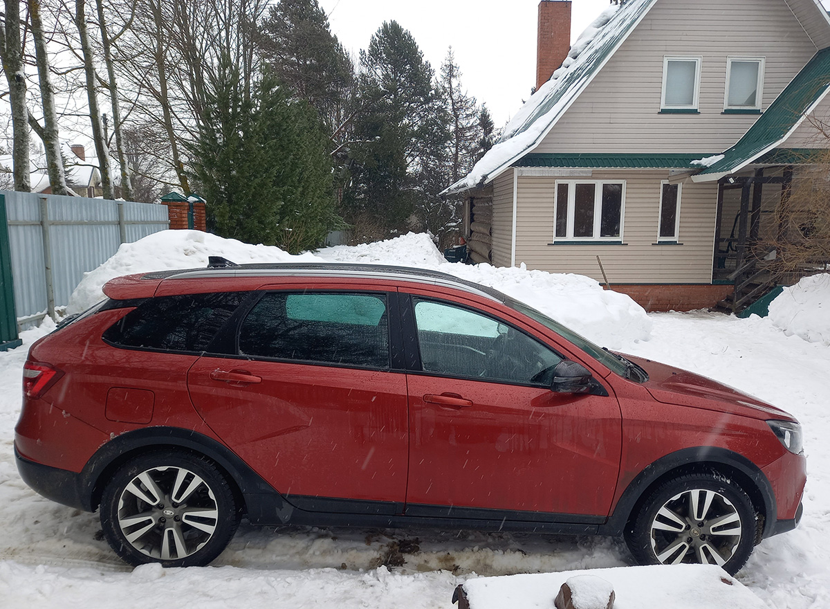 «Машину подарил отец, он же ее и обслуживает»: отзыв владельца Lada Vesta Cross