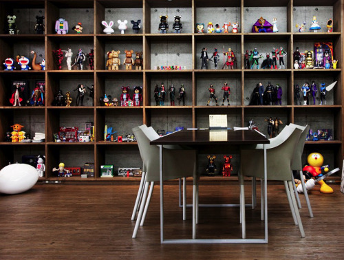 teaim:
“Photographed by Todd Selby, the rooms you’re about to explore belong to Tatsuhiko Akashi, founder and head of MediCom Toy. Get ready for an onslaught of toys, toys, and more toys!
”