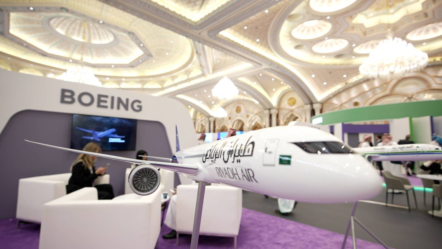 مجسم لطائرة تحمل شعار «طيران الرياض» في جناح شركة «بوينغ» بمؤتمر «مستقبل الطيران 2024» المقام بالرياض (الشرق الأوسط)
