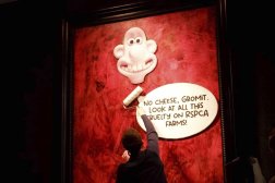 شخصية «والاس» الكرتونية تغطي وجه الملك تشارلز في معرض فيليب مولد في لندن (أ.ب)