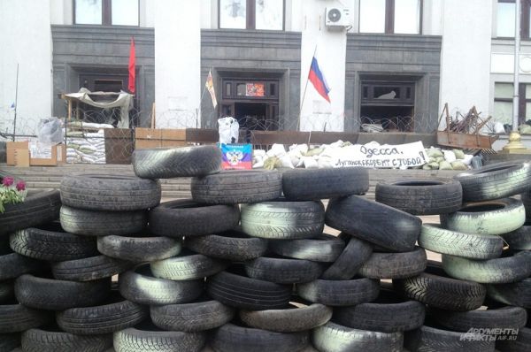 Глава самопровозглашенной Луганской народной республики Валерий Болотов объявил траур по погибшим в результате бомбардировки.