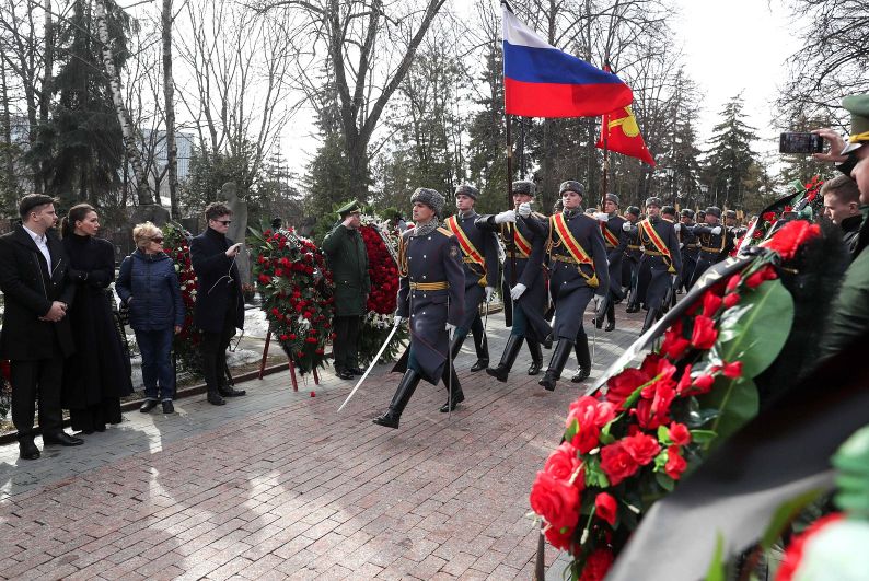 Церемония прощания с лидером ЛДПР Владимиром Жириновским во время похорон на Новодевичьем кладбище