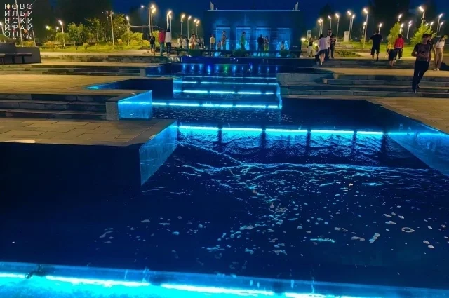 Каскадный фонтан - главное украшение площади защитников Донбасса в Новокузнецке