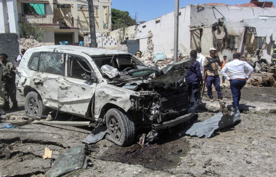 Somalidə AÇ finalının yayımlandığı kafenin yaxınlığında partlayış olub, ölənlər var