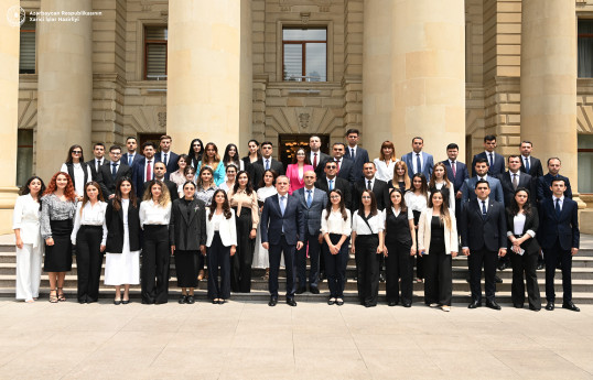 Ceyhun Bayramov əmək fəaliyyətinə yeni başlayan gənc diplomatlar ilə görüşüb