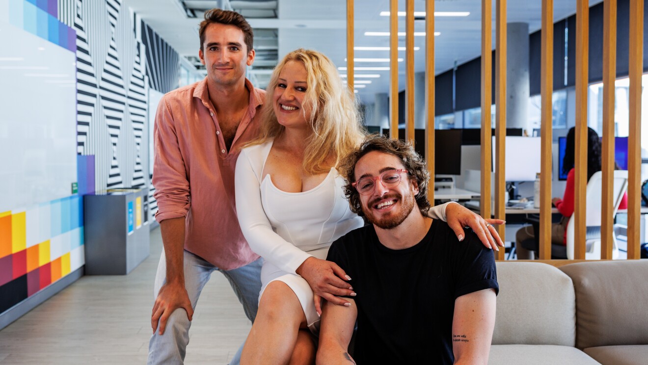 Juan Goenechea, Niurka Gibaja y Alejo Vaccaro posando en las oficinas de Amaozn en Madrid. 