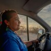 Deliveries Around the World México: mujer conduciendo una furgoneta.