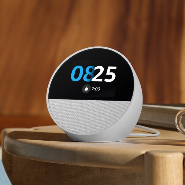 Echo Spot con Alexa en el dormitorio.