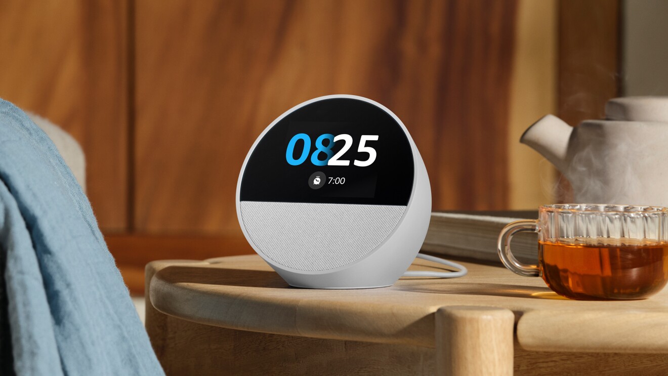 Echo Spot è la nuova sveglia intelligente personalizzabile con display ad illuminazione graduale e altoparlante direzionale