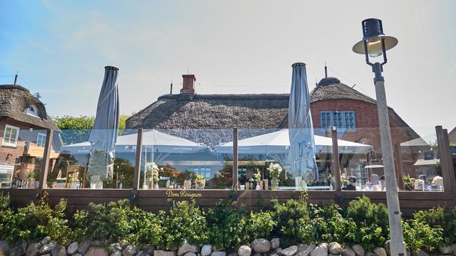 Blick auf das Lokal "Pony" in Kampen auf Sylt mit davorliegender Terrasse. 