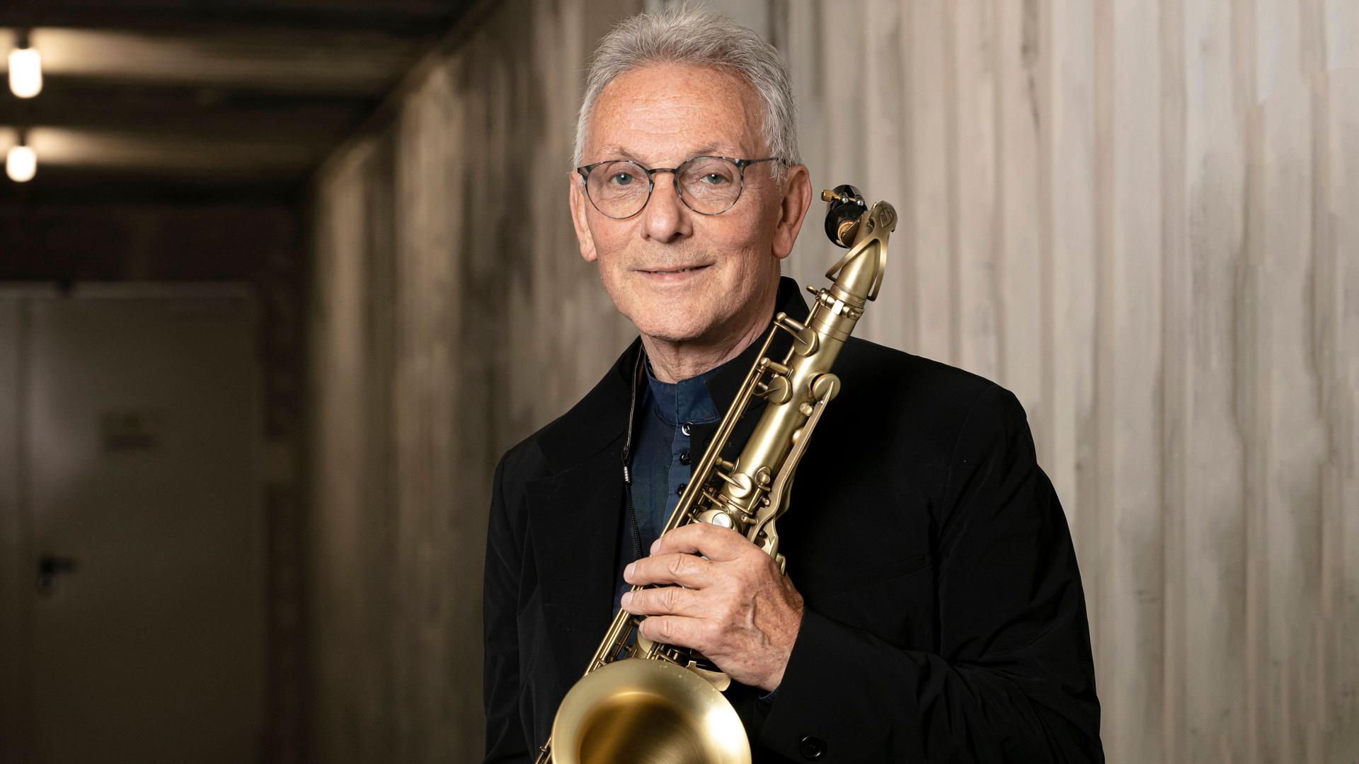 Günther Fischer 2021 backstage im Ostra-Dome in Dresden.