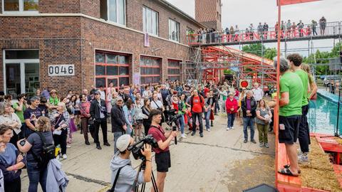 Das alte Feuerwehrhaus in Wolfen als Festivalzentrum mit eigens gebauter Wasserrutsche. Ein Treffpunkt, um zusammenzukommen. 
