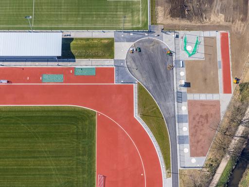 Luftbildaufnahme von der Baustelle für neue Fußballplätze und Sportanlage von einem Sportverein. 
