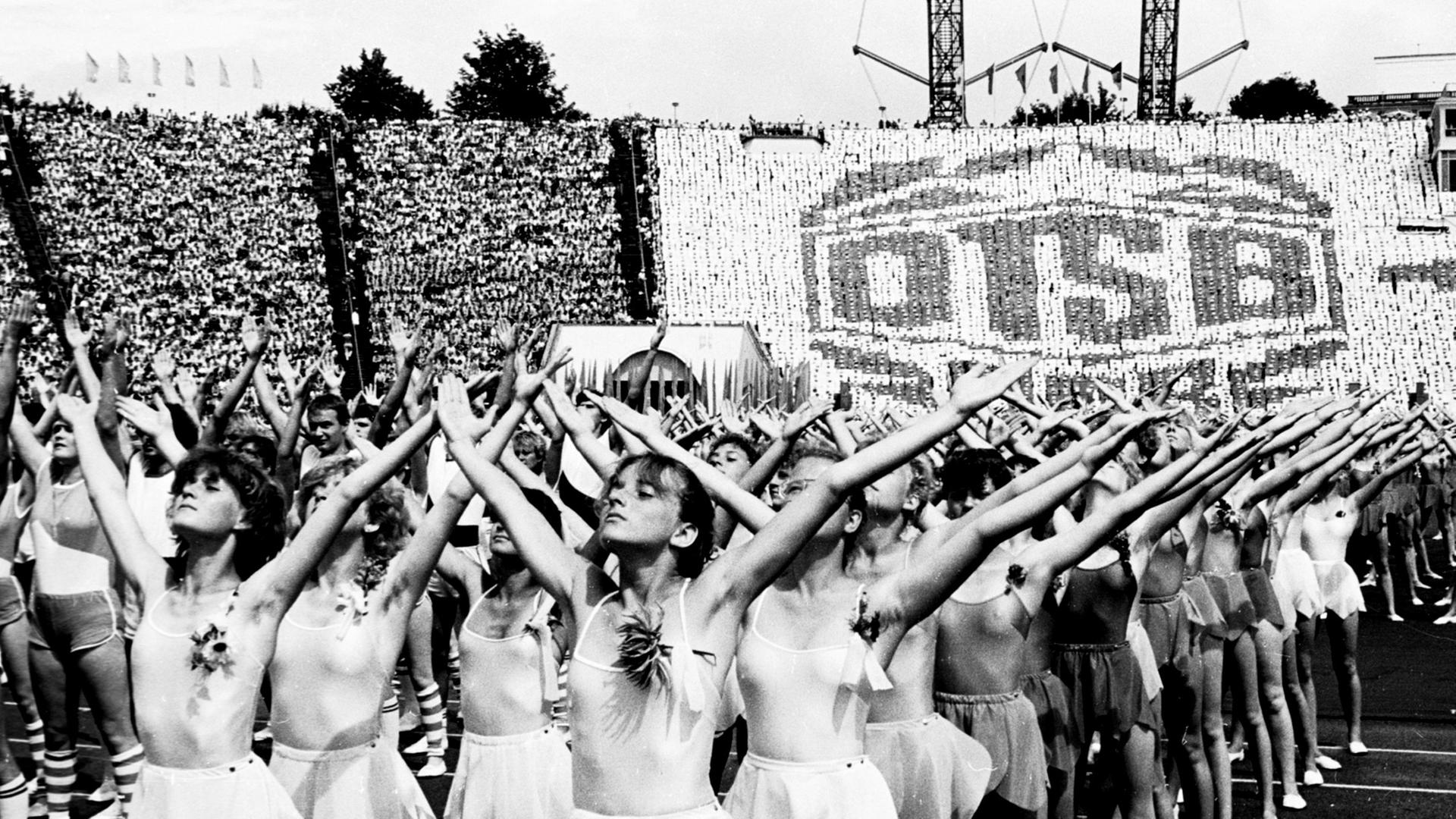 Blick in das Zentralstadion von Leipzig, wo vom 27. Juli bis zum 02. August 1987 das VIII. Turn- und Sportfest der DDR stattfindet. Junge Turnerinnen und Turner zeigen ihre einstudierte Kür. 