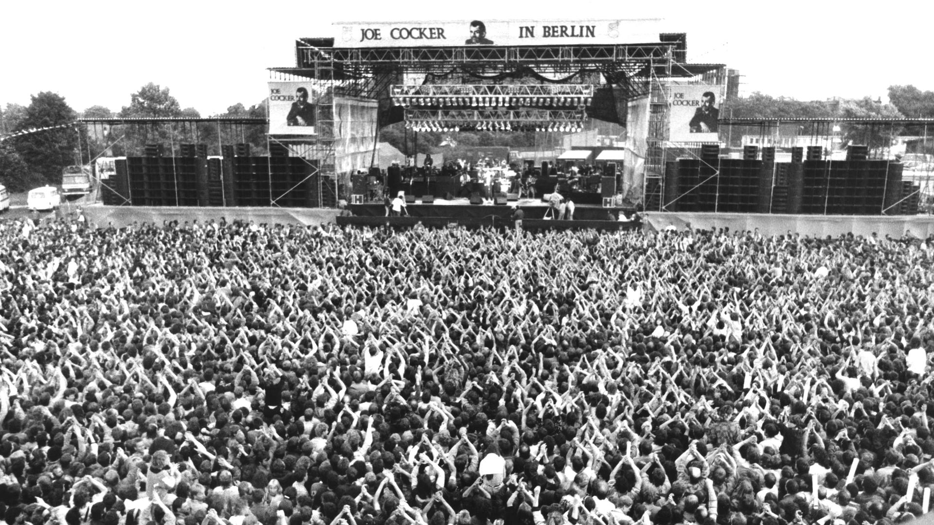 Rund 85.000 Fans jubeln am 1.Juni 1988 auf den Sportplätzen der Radrennbahn Berlin-Weissensee (DDR) dem britischen Rockmusiker Joe Cocker zu. 