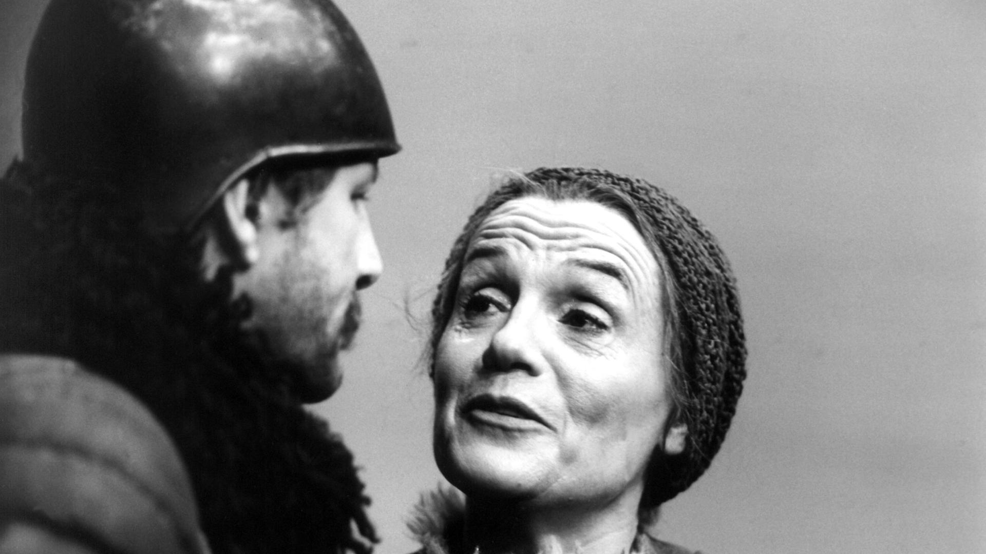 Die Schauspielerin Gisela May in der Hauptrolle des Brecht-Klassikers "Mutter Courage und ihre Kinder" 1978 am Berliner Ensemble in Ost-Berlin (DDR).