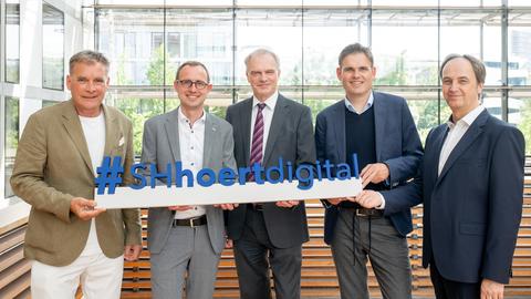 27.06.2024, Berlin, Startschuss des Wechsels von UKW auf Digitalradio DAB+v.l.n.r.: Steffen Müller, Geschäftsführer Antenne Sylt; Dirk Schrödter, Chef der Staatskanzlei SH; Stefan Raue, Intendant Deutschlandradio; Dirk van Loh, Geschäftsführer Regiocast; Sascha Molina, Produktionsdirektor NDR