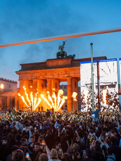 Eröffnungsfeier der Fanmeile zur Männer-Fußball-EM am Brandenburger Tor mit Feuerwerk und Bühnenshow.