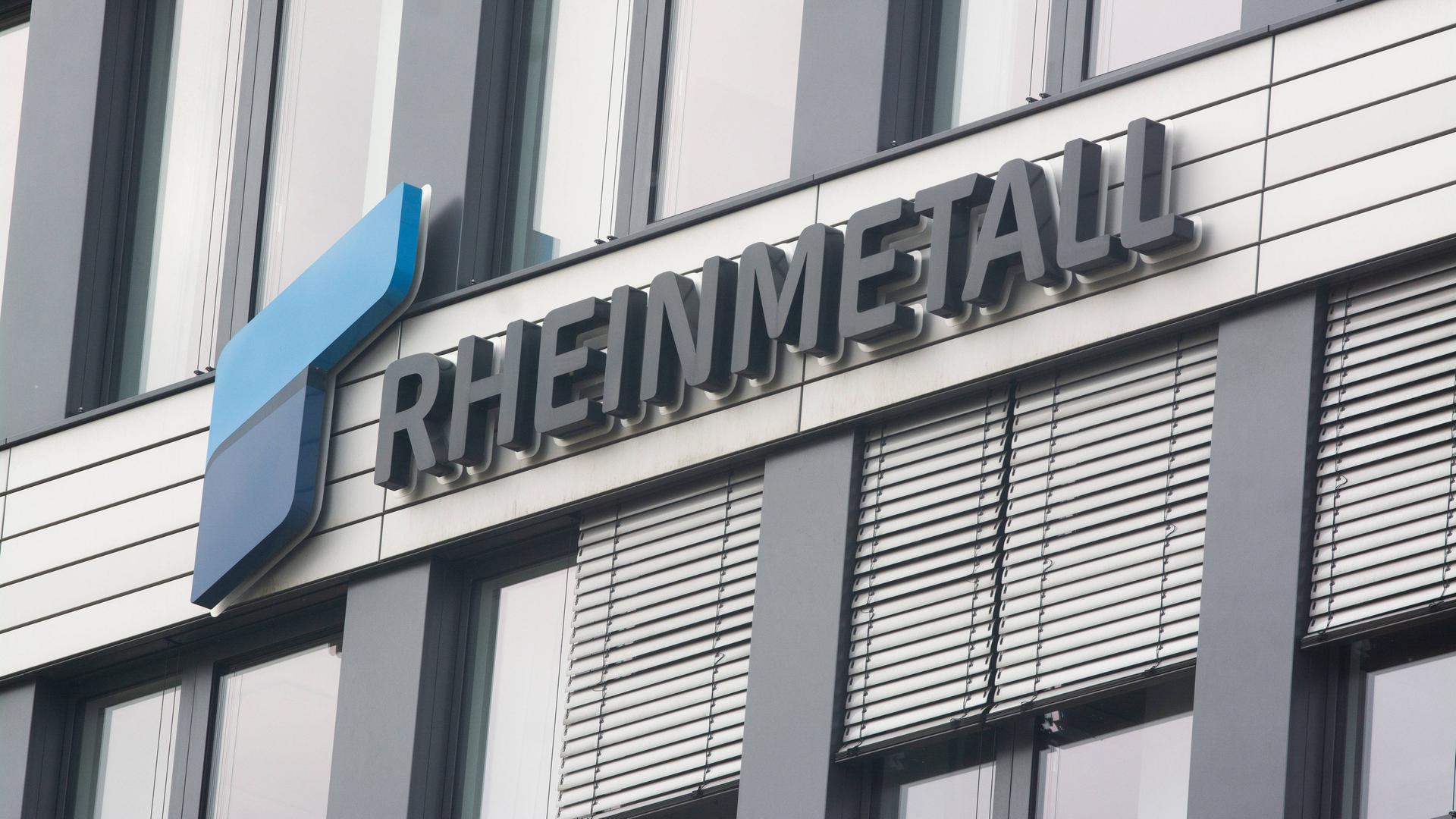 Das Firmenlogo der Rheinmetall-AG an der Zentrale in Düsseldorf. 