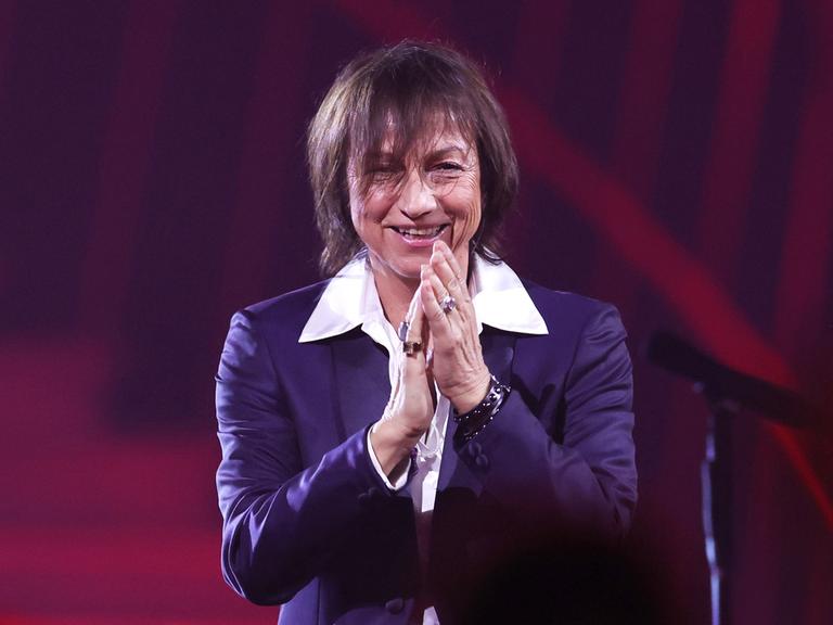 Die Sängerin Gianna Nannini bedankt sich beim Publikum nach einer Show, 2024.