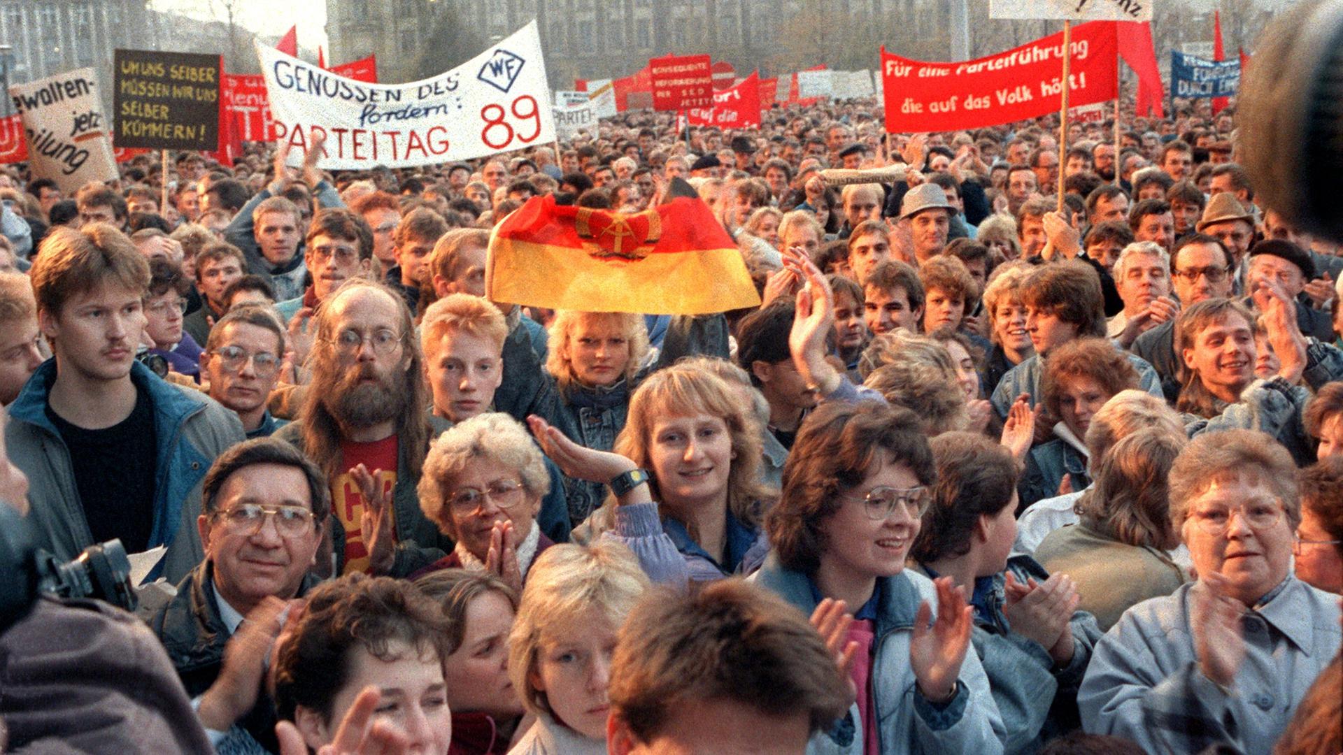 Mehrere tausend Menschen demonstrieren am 8.11.1989 vor dem ZK-Gebäude in Ostberlin.